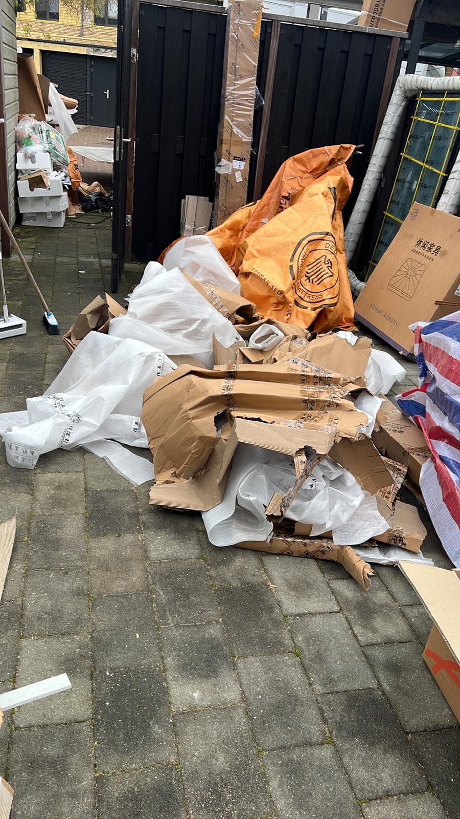 Karton en folie verzameld op het terras, klaar om mee te nemen