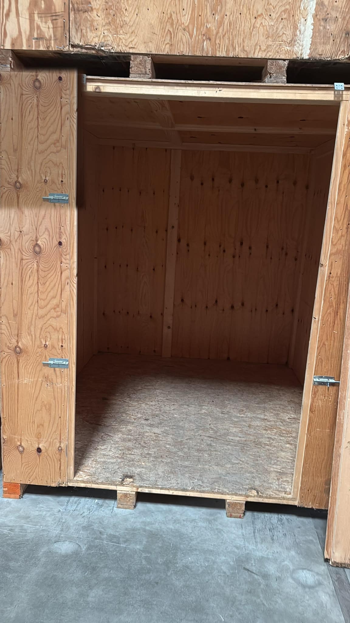 Open houten opslagkist van tien kubieke meter in een loods, leeg en schoon