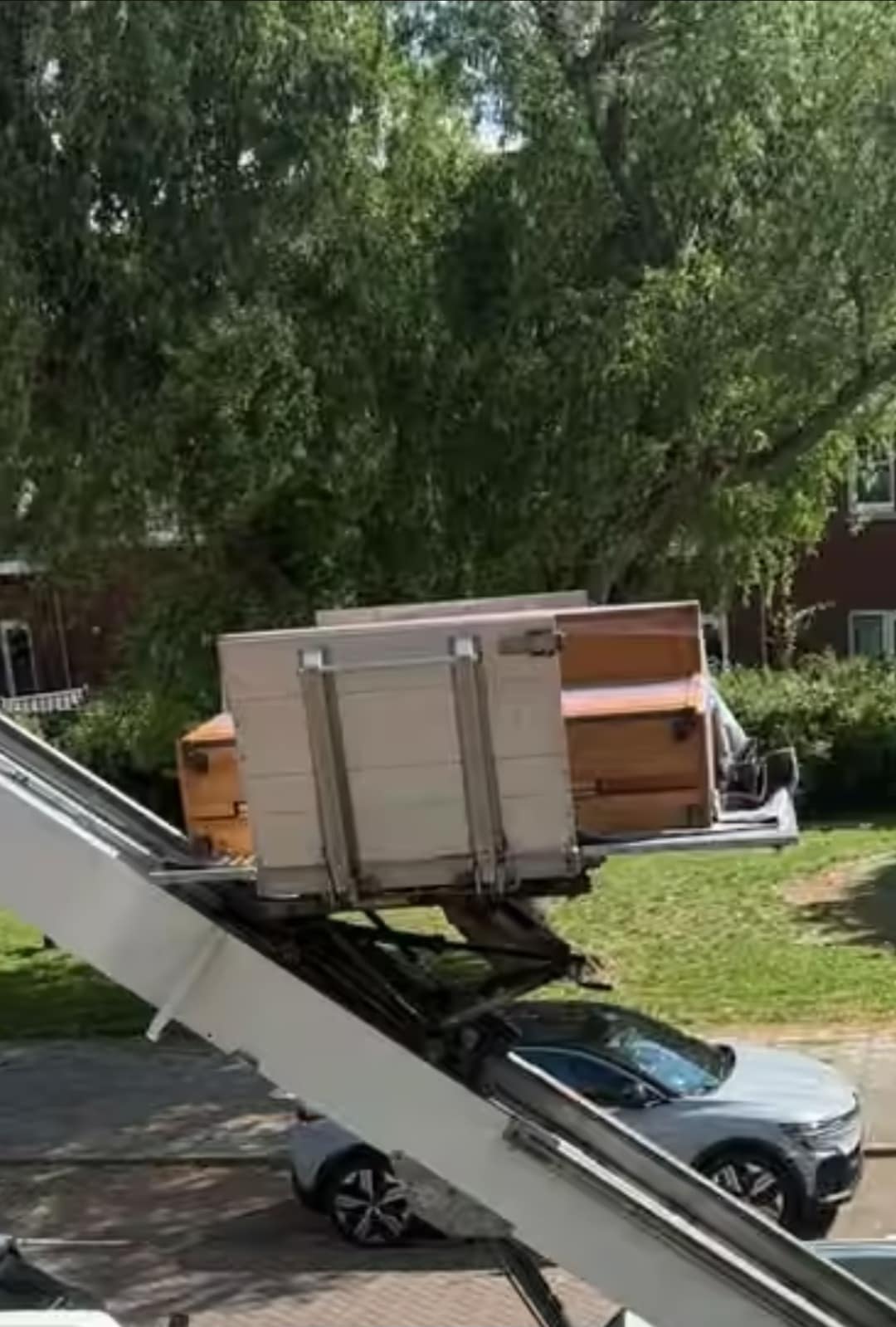 Piano op het platform van een verhuislift, onderweg naar twee hoog