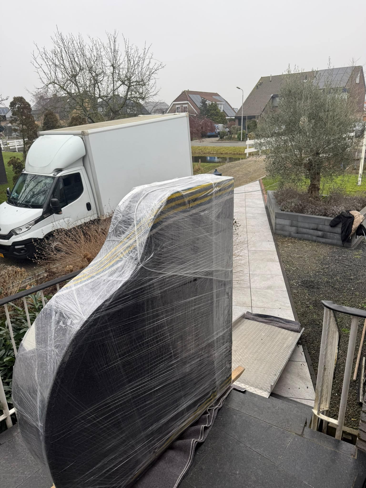 Ingepakte vleugel op weg naar de wagen over een oprijplaat